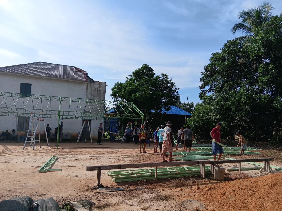Gotong Royong Persiapan "Peringatan Tahun Baru Islam" dan "Pemberian Santunan Anak Yatim Piatu" Desa Mukti Jaya