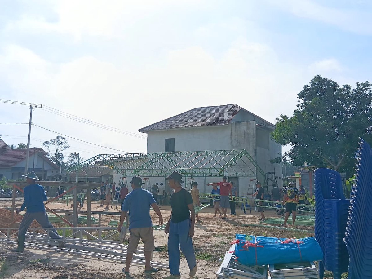 Gotong Royong Persiapan "Peringatan Tahun Baru Islam" dan "Pemberian Santunan Anak Yatim Piatu" Desa Mukti Jaya