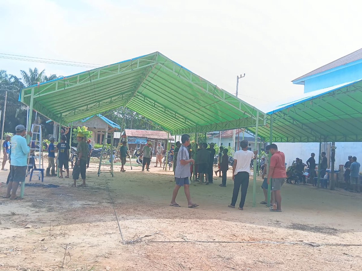 Gotong Royong Persiapan "Peringatan Tahun Baru Islam" dan "Pemberian Santunan Anak Yatim Piatu" Desa Mukti Jaya