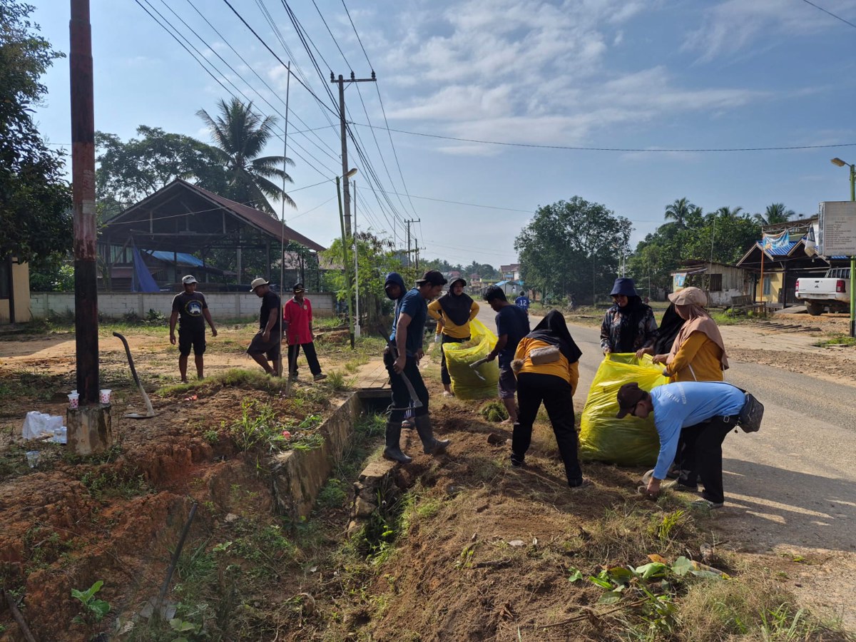Gotong Royong RT 04 DAN RT 05 Desa Mukti Jaya