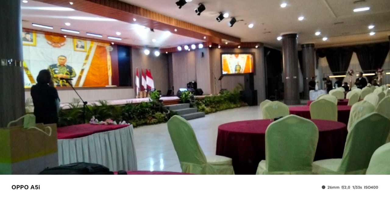 PENYERAHAN PIAGAM PENGHARGAAN SAT KAMLING RT 012 DESA MUKTI JAYA OLEH KAPOLRES KUTAI TIMUR DALAM RANGKA MEMPERINGATI HARI BHAYANGKARA KE-80