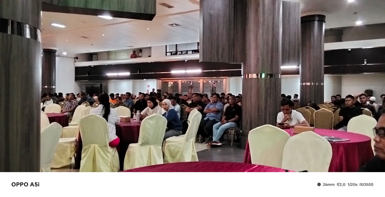 PENYERAHAN PIAGAM PENGHARGAAN SAT KAMLING RT 012 DESA MUKTI JAYA OLEH KAPOLRES KUTAI TIMUR DALAM RANGKA MEMPERINGATI HARI BHAYANGKARA KE-80