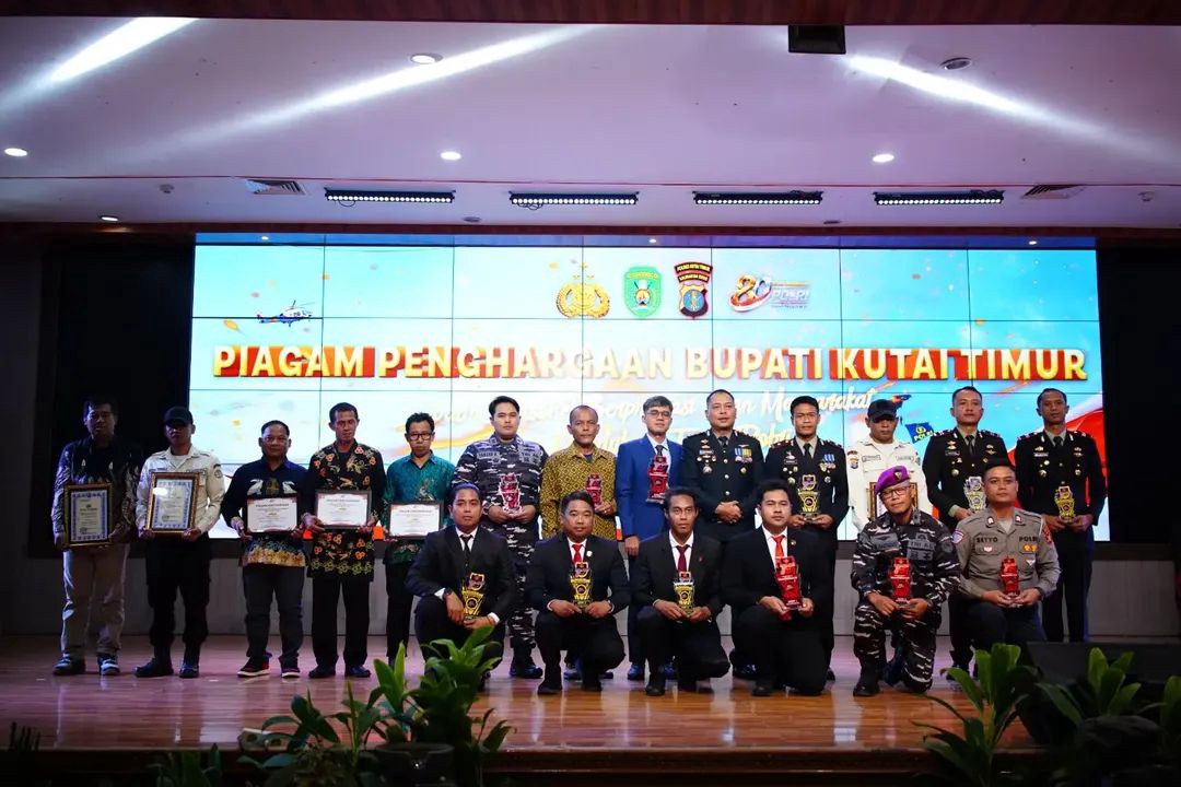 PENYERAHAN PIAGAM PENGHARGAAN SAT KAMLING RT 012 DESA MUKTI JAYA OLEH KAPOLRES KUTAI TIMUR DALAM RANGKA MEMPERINGATI HARI BHAYANGKARA KE-80